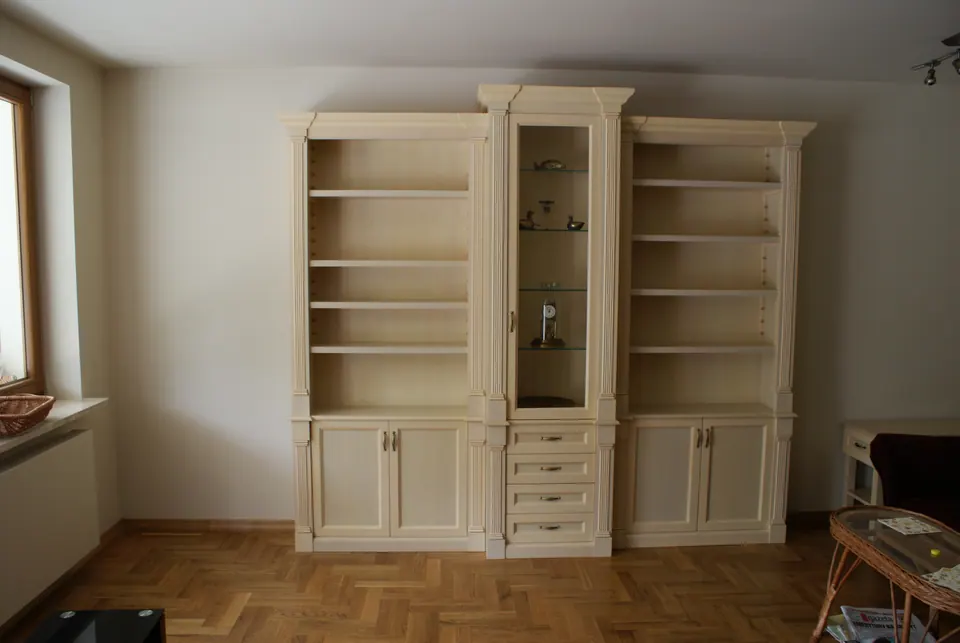 Bücherschrank mit Vitrine im klassischen Stil