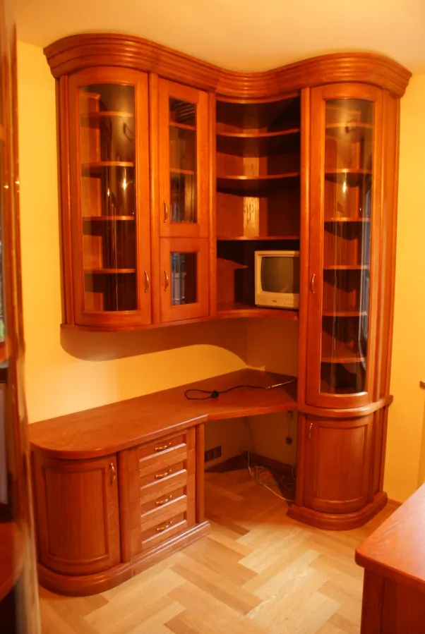Eckbücherschrank mit Schreibtisch in Kirschbaum