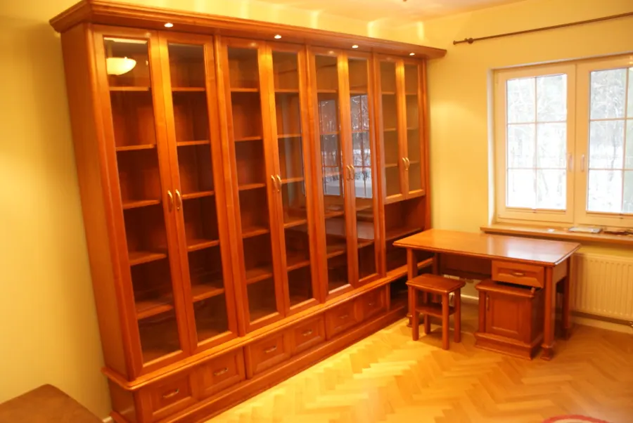 Bibliothek mit verglasten Fronten