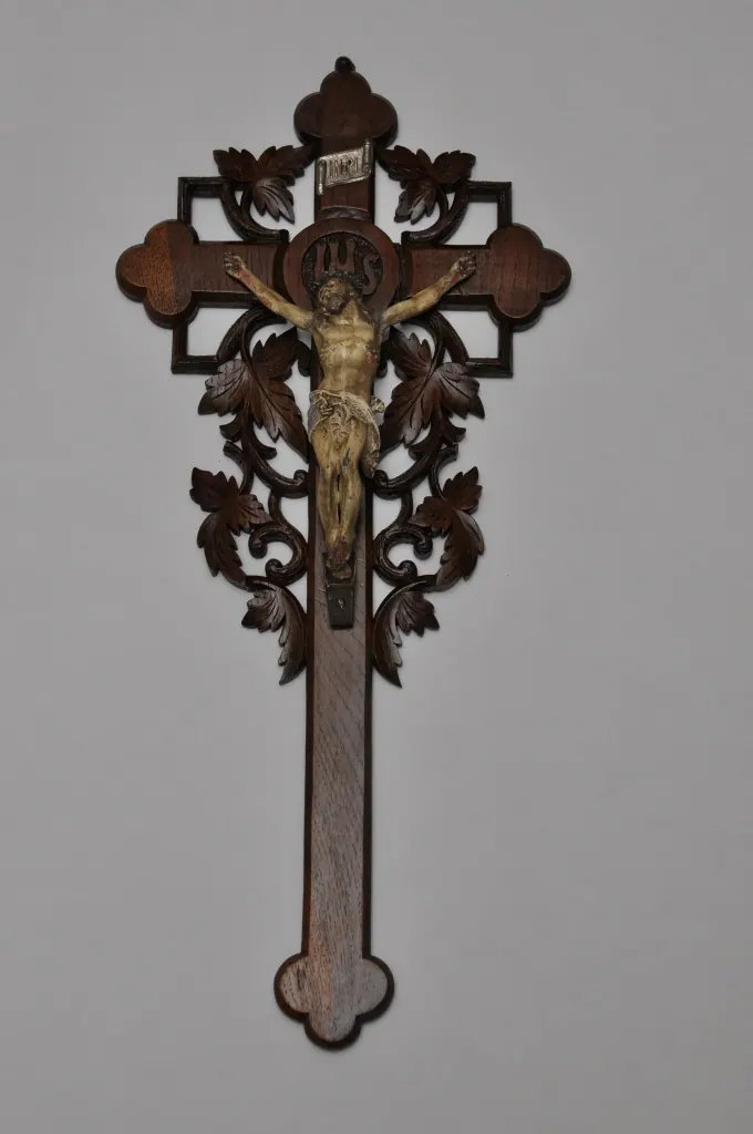 Kruzifix mit durchbrochenem Pflanzenornament