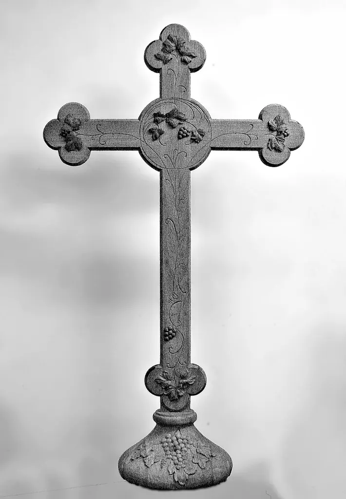 Kreuz mit geschnitzten Balkenenden