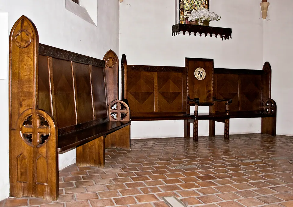 Eichenbänke im Presbyterium der Kirche in Żnin