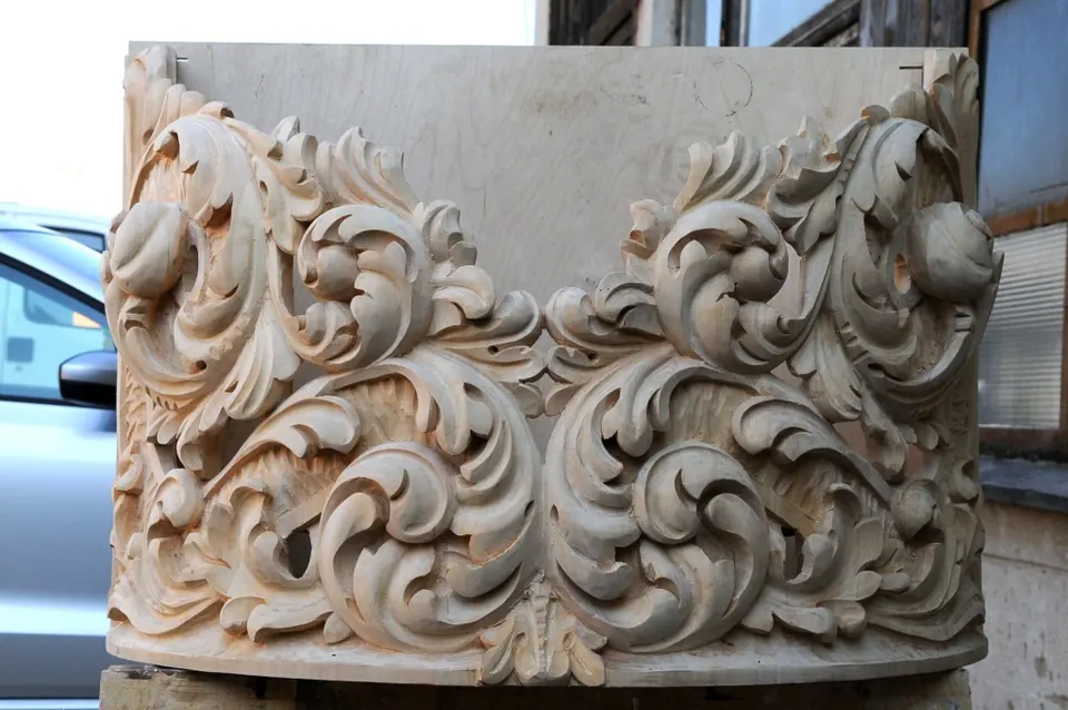 Akanthusornament aus Lindenholz vor der Vergoldung