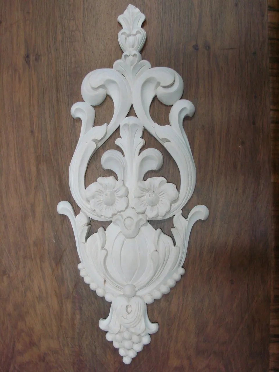 Geschnitztes Pflanzenornament mit Weintraube