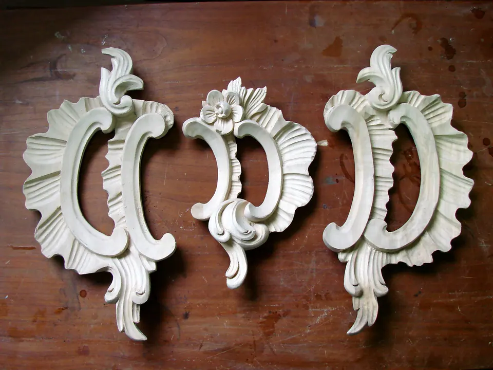 Rokoko-Rocailleornamente aus Holz