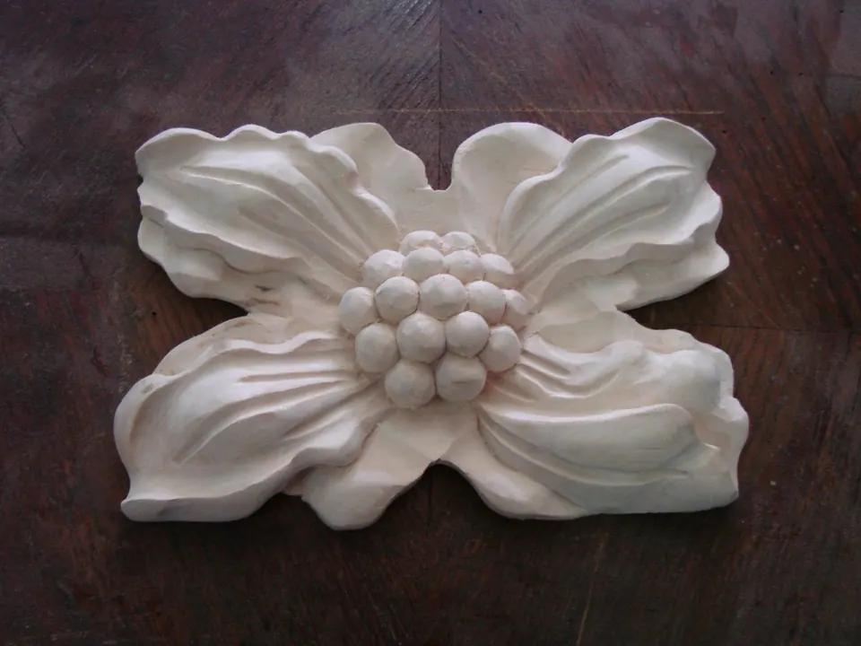 Geschnitzte Rosette mit Blumenmotiv
