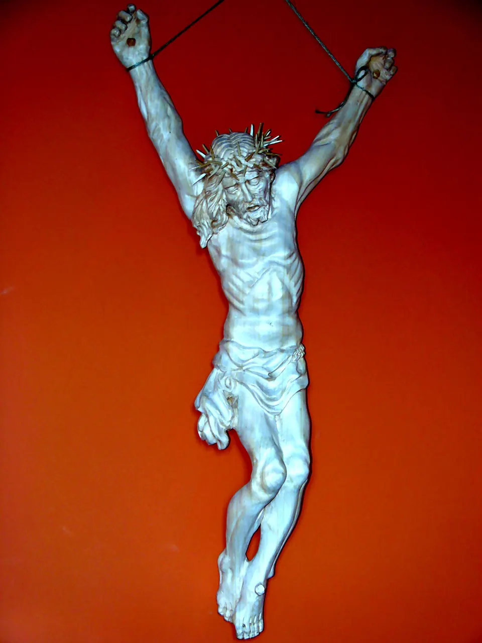 Holzskulptur des gekreuzigten Christus
