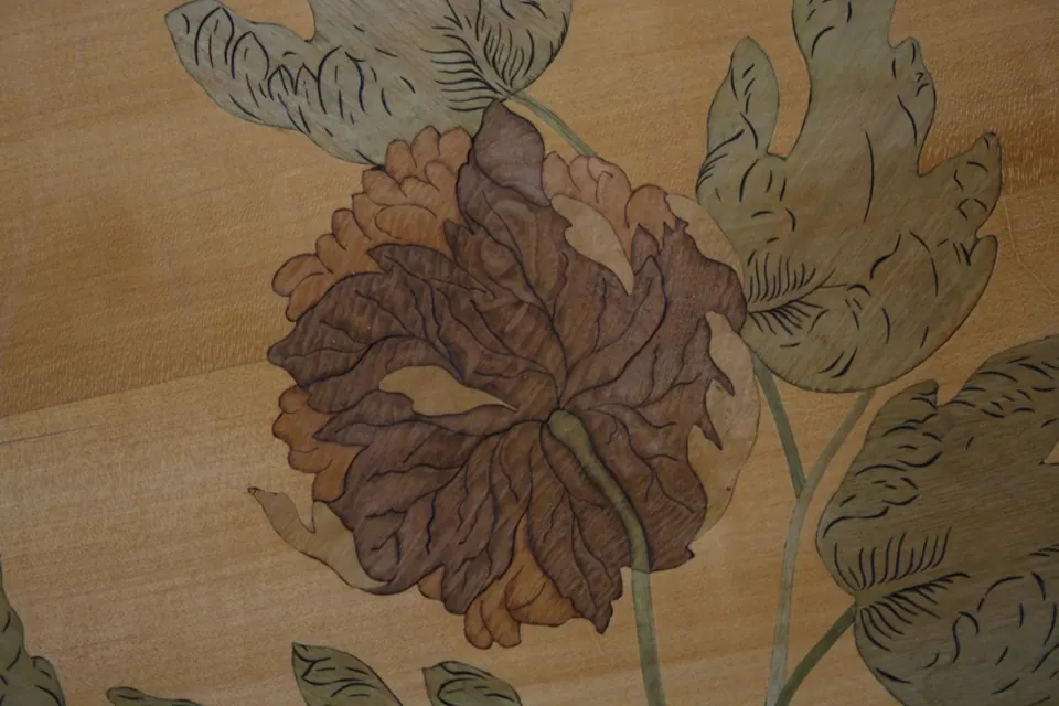 Detail der Blumenintarsie mit Gravur – Sanssouci