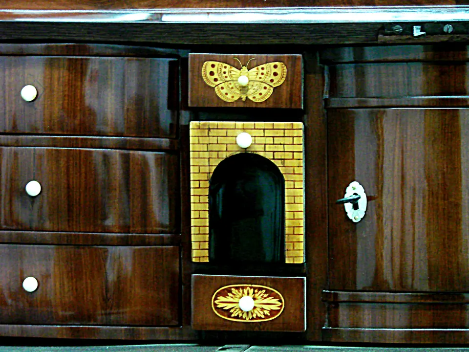 Intarsiertes Innenleben eines Sekretärs – Detail