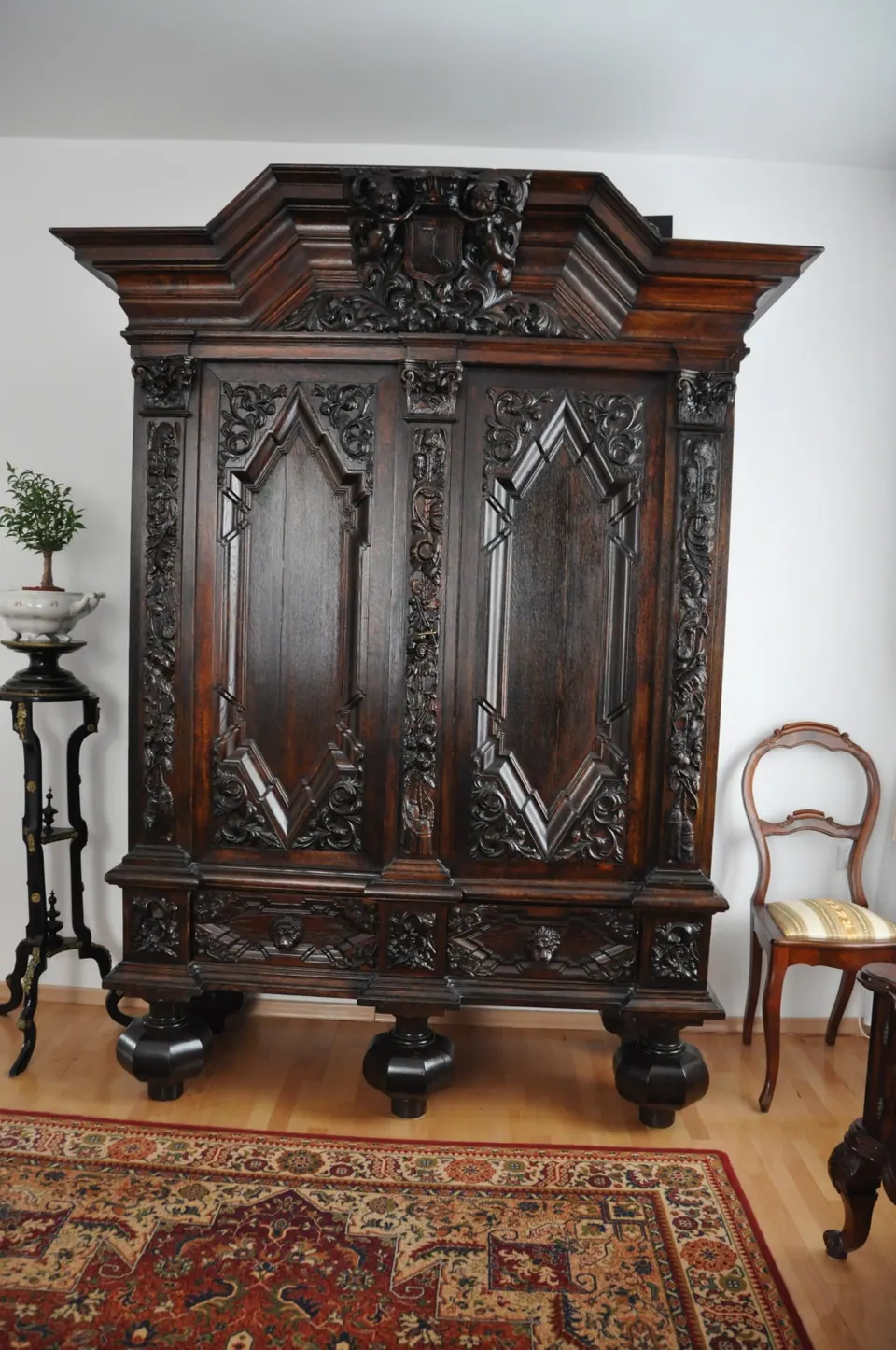 Geschnitzter Schrank nach der Restaurierung