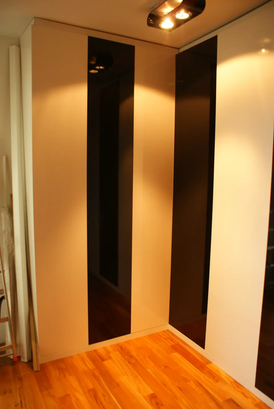 Einbauschrank mit zweifarbigen Fronten