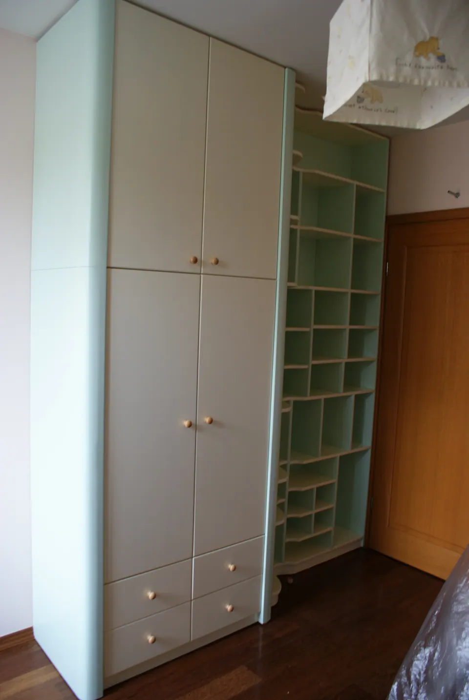 Maßgefertigter Schrank mit Regal