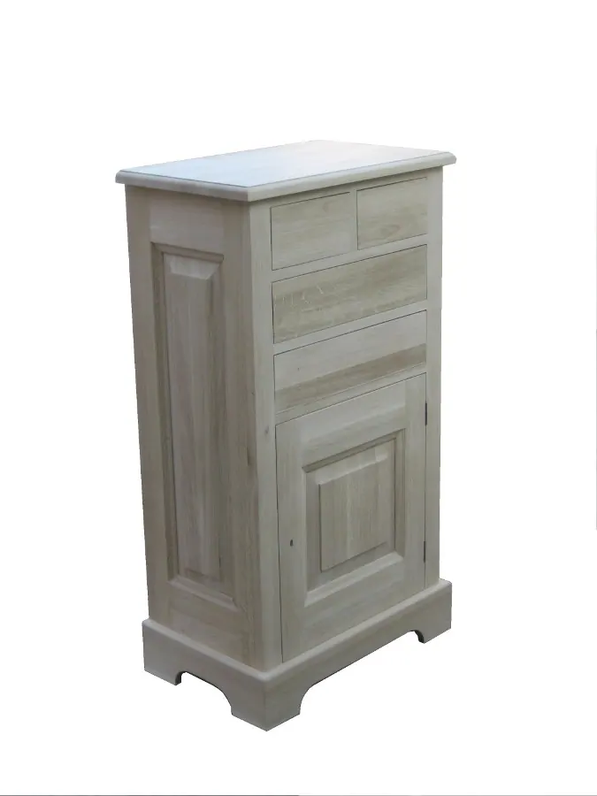 Hoher Schrank aus massiver Eiche
