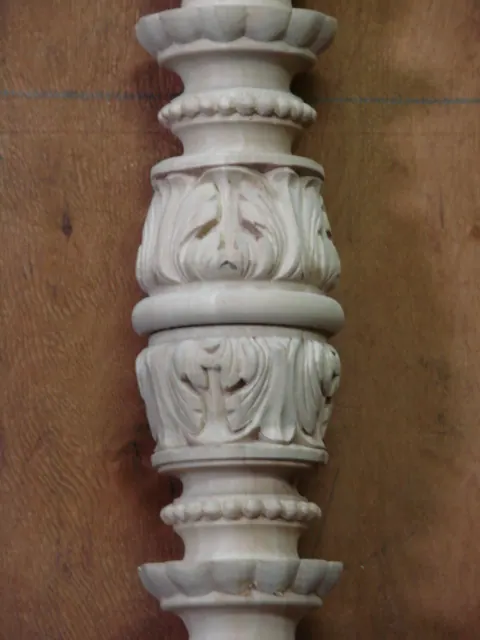 Geschnitzter Baluster mit Akanthusblättern