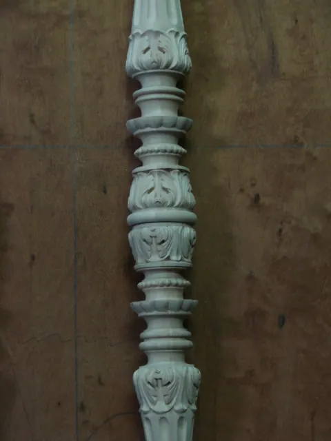 Gedrechselter und geschnitzter Baluster mit Patina