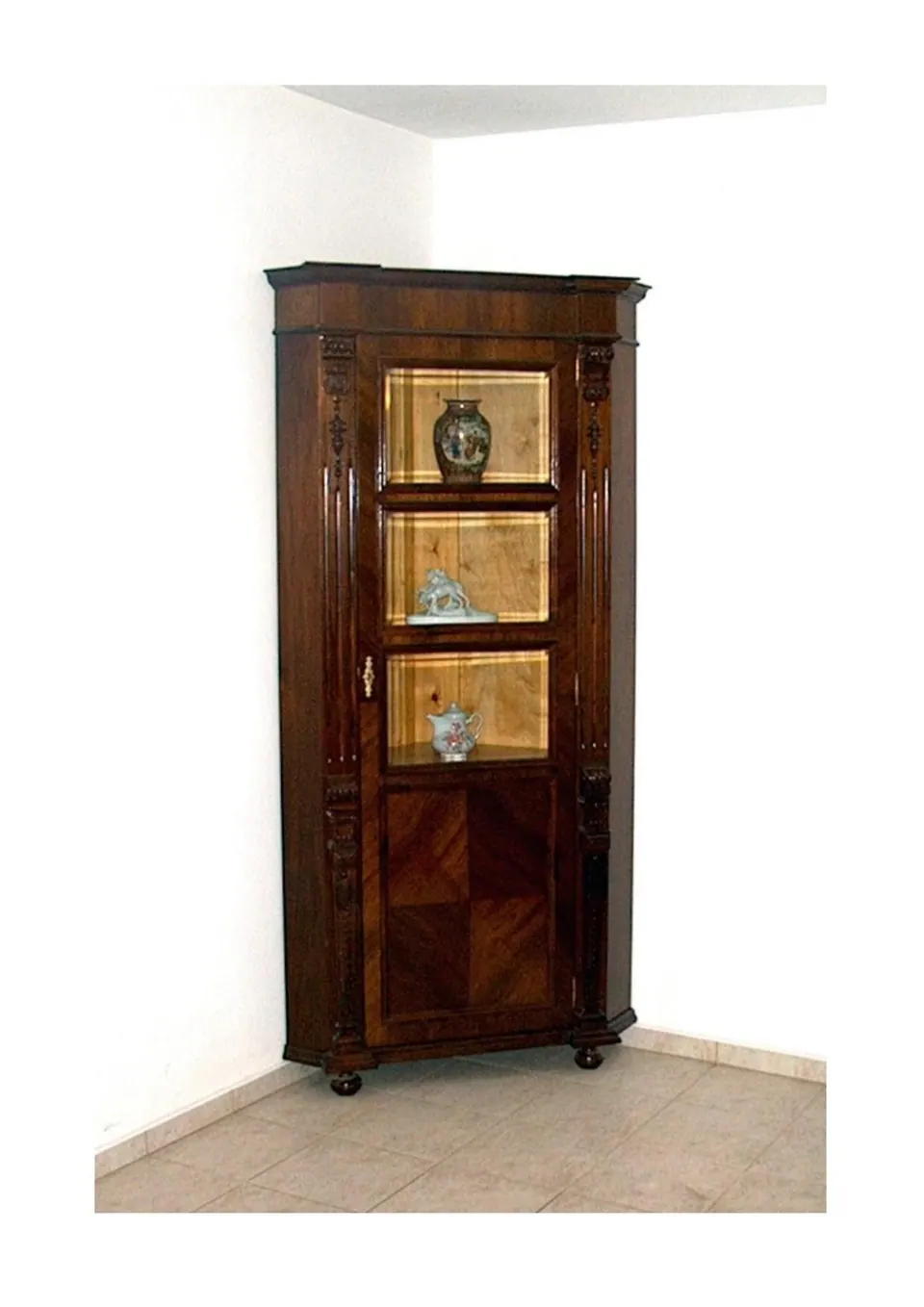 Eckvitrine nach der Restaurierung