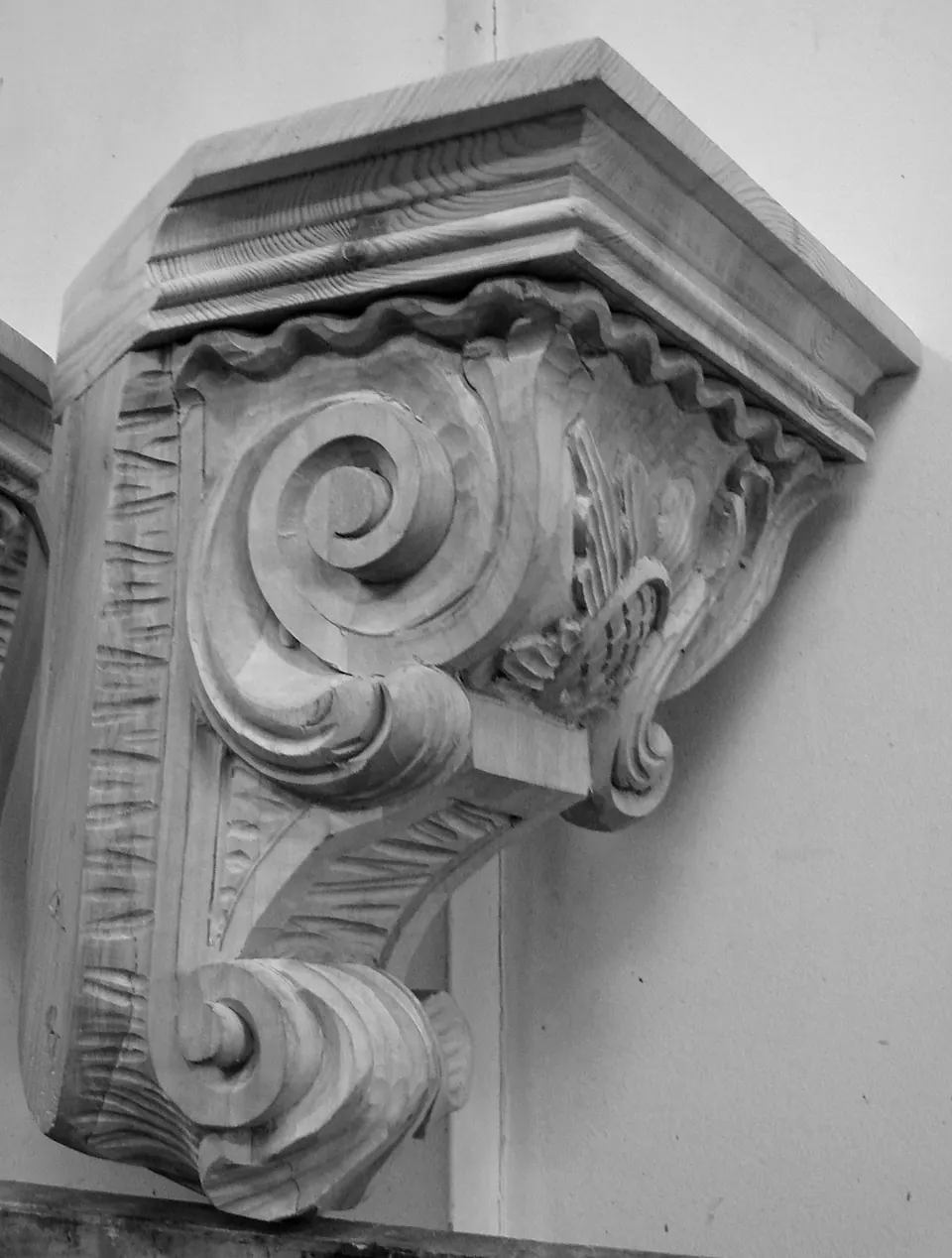 Geschnitzte Konsole mit Volute
