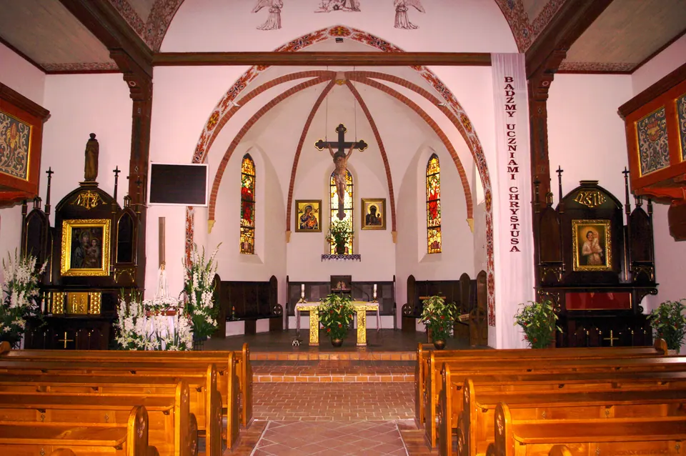 Presbyterium der Kirche der Jungfrau Maria Königin Polens in Żnin mit neugotischen Seitenaltären