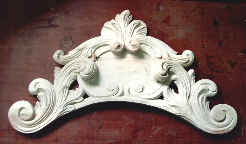 Möbelbekrönung mit Akanthusornament